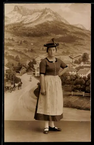 Foto-AK Dame in Tracht vor Bergpanorama, Studiokulisse