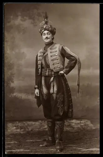 Foto-AK Herr mit Kolpak und Turban, Studiokulisse