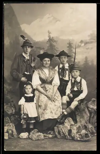 Foto-AK Frau mit vier Kindern in Tracht vor Bergpanorama, Studiokulisse