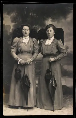 Foto-AK Zwei Frauen in Kleidern mit Sonnenschirmen, Studiokulisse