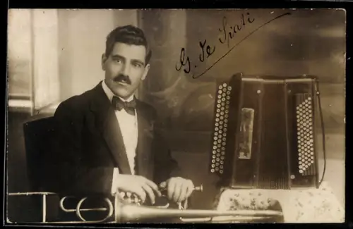 Foto-AK Musiker mit Akkordeon und Schnurrbart