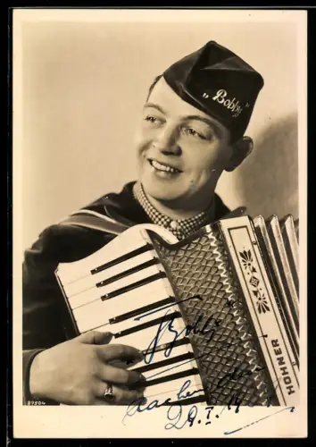 AK Lächelnder Musiker mit Akkordeon