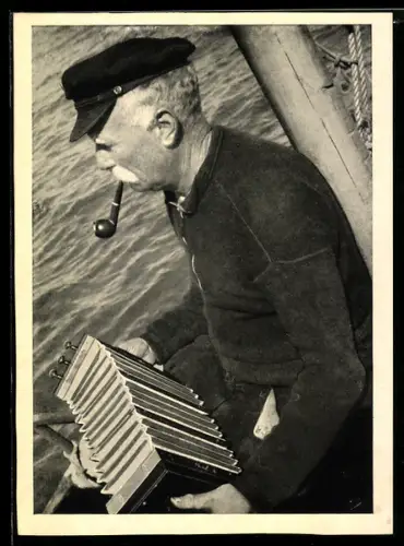 AK Seemann mit Pfeife und Akkordeon auf einem Boot