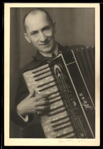 Foto-AK Lächelnder Musiker mit Akkordeon
