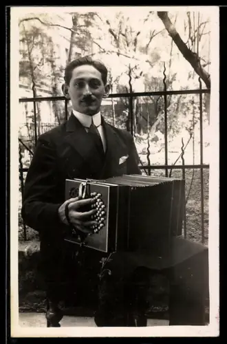 AK Sitzender Musiker mit Akkordeon