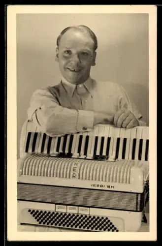 Foto-AK Lächelnder Musiker mit Akkordeon