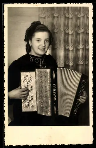 Foto-AK Lächelnde Frau mit Akkordeon