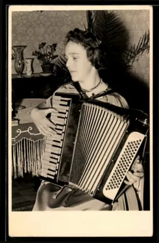 Foto-AK Sitzende Frau mit Akkordeon