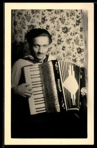 Foto-AK Lächelnder Mann mit Akkordeon