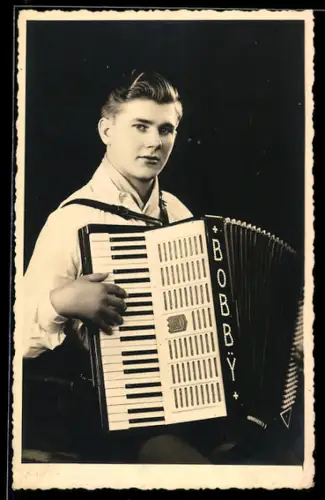 AK Konzentrierter junger Mann mit Akkordeon