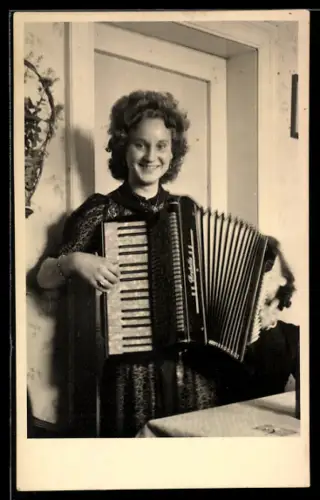 AK Lächelnde Frau mit Akkordeon