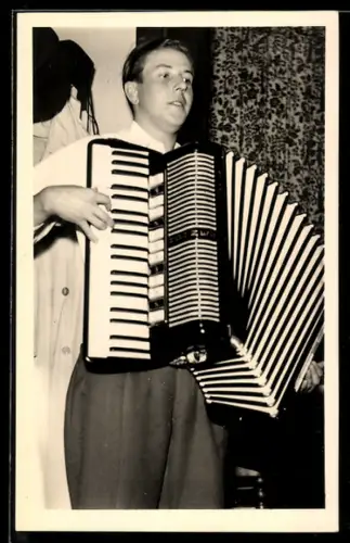 Foto-AK Mann mit Akkordeon vor einem Vorhang