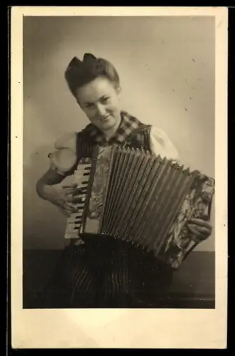 Foto-AK Lächelnde Frau mit Akkordeon