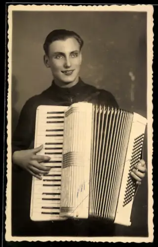 Foto-AK Lächelnder Musiker mit Akkordeon