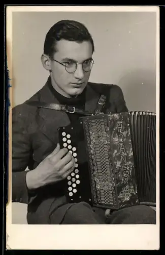 Foto-AK Mann mit Brille und Akkordeon von Hohner