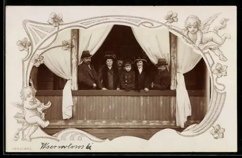 Foto-AK Gruppe auf einer Terrasse im Passepartout mit Engel