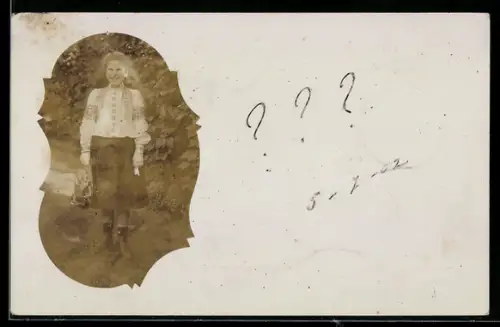 Foto-AK Lächelndes Mädchen mit Hut in dekorativem Passepartout