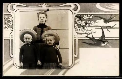 Foto-AK Drei Geschwister im Passepartout mit Schwalben