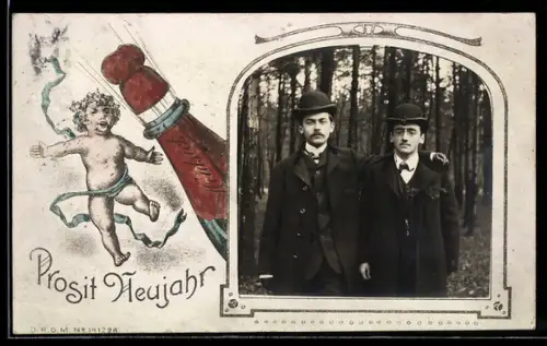 Foto-AK Zwei Herren im Wald im Passepartout mit Engel und Sektflasche, Neujahr