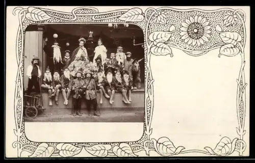 Foto-AK Kindergruppe in Kostümen im Passepartout mit Sonnenblume