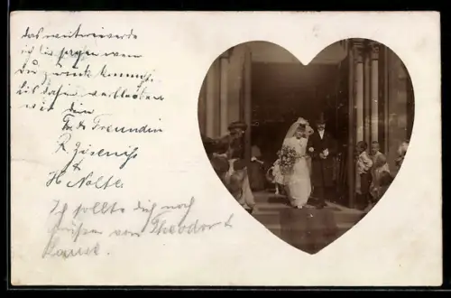 Foto-AK Hochzeitspaar im Eingang der Kirche in herzförmigem Passepartout