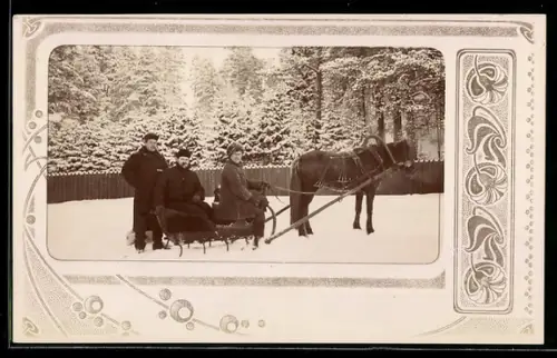 Foto-AK Drei Männer mit einem Pferdeschlitten im Schnee in dekorativem Passepartout