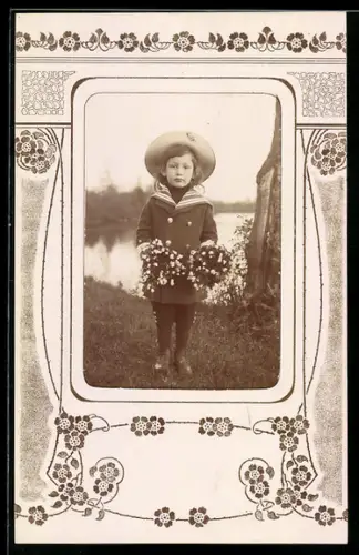 Foto-AK Kleines Kind in Matrosenjacke mit Blumensträussen im Passepartout mit Blumen