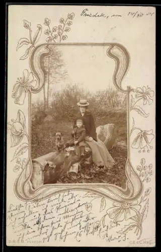 Foto-AK Junge Dame sitzt mit einem Jungen und einem Hund auf einem Baumstamm, dekoatives Passepartout