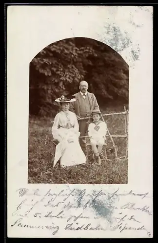 Foto-AK Familienfoto auf einer Wiese in elegantem Passepartout
