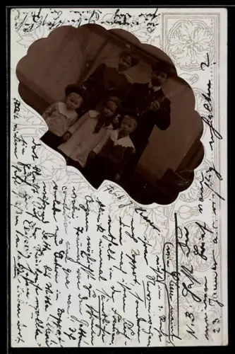 Foto-AK Familienporträt mit drei Kindern in muschelförmigem Passepartout