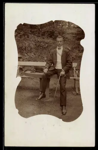 Foto-AK Eleganter Student mit Couleur in schlichtem Passepartout