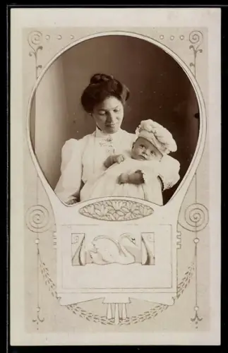 Foto-AK Dame mit einem Säugling in den Armen im Passepartout mit Schwan