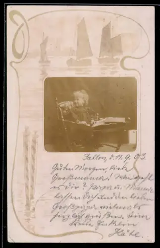 Foto-AK Kleinkind auf einem Stuhl sitzend im Passepartout mit Segelschiffen