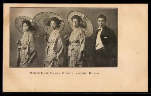 AK Drei Geisha mit Regenschirmen neben einem Mann in westlicher Kleidung