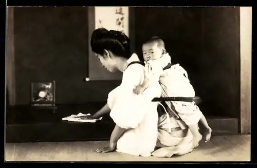 AK Geisha mit Kleinkind auf dem Rücken