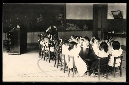 AK Kindergarten, Japanische Kindergärtnerin mit Kindern, Children at Play and their Teachers