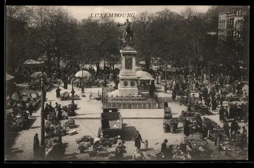 AK Luxembourg, Place Guillaume pendant un jour de marché avec monument Guillaume II