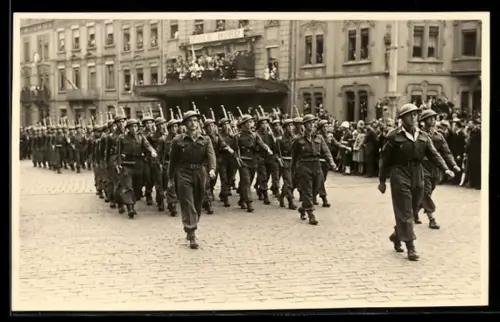 AK Luxemburg, Soldaten mit geschulterten Gewehren marschieren durch die Strassen