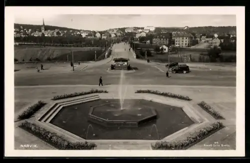 AK Narvik, Panorama mit Brunnen
