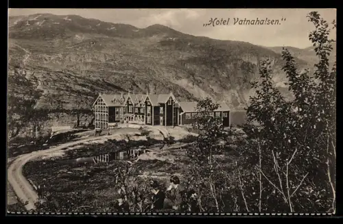 AK Vatnahalsen, Hotel und Bergpanorama