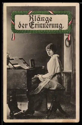 AK Attraktive Frau am Klavier