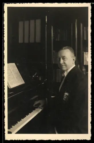 AK Eleganter Herr am Klavier