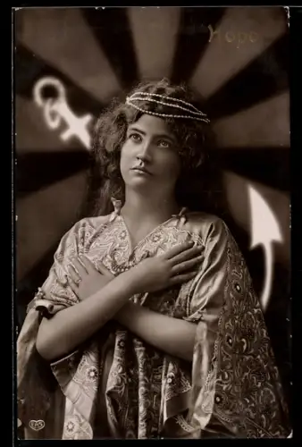 AK Hübsche Frau mit verschränkten Armen vor einem Anker, Allegorie