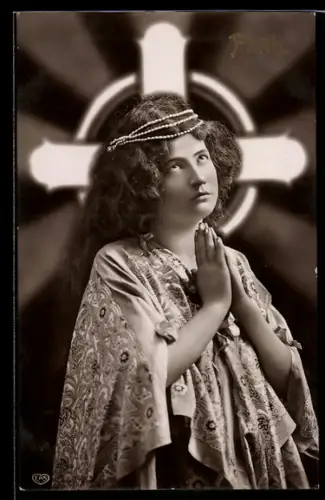 AK Hübsche Frau mit zum Gebet gefalteten Händen vor einem Kreuz, Allegorie