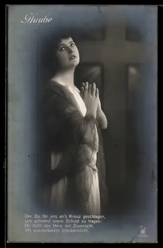 AK Frau mit zum Gebet gefalteten Händen, Allegorie