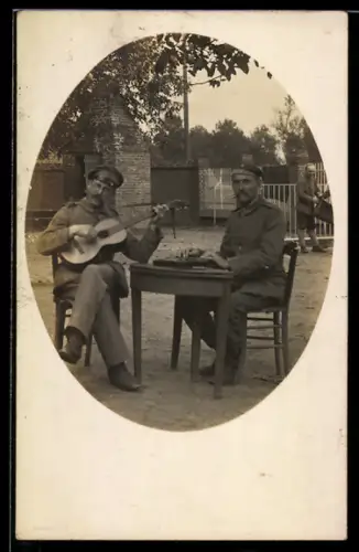 Foto-AK Sitzende Soldaten mit Zither und Gitarre