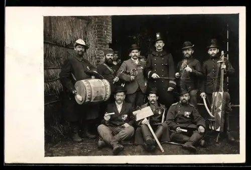 Foto-AK Soldaten in Uniform mit Trommeln und anderen Instrumenten