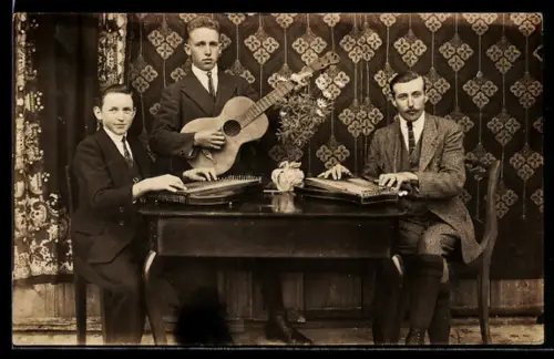 Foto-AK Musiker mit Zither und Gitarre an einem Tisch
