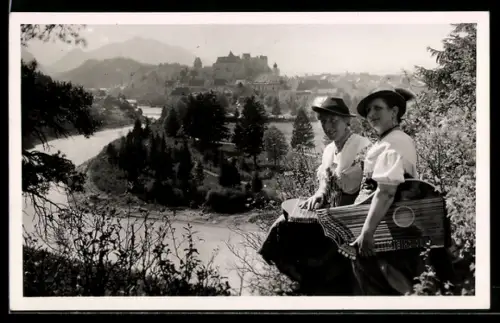 Foto-AK Frauen in Tracht mit Zither vor Ortspanorama