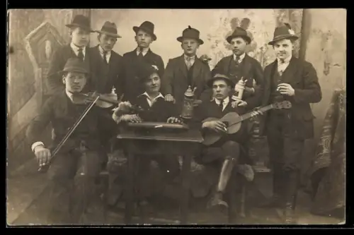 Foto-AK Männer in Trachten mit Zither, Violine und Gitarre